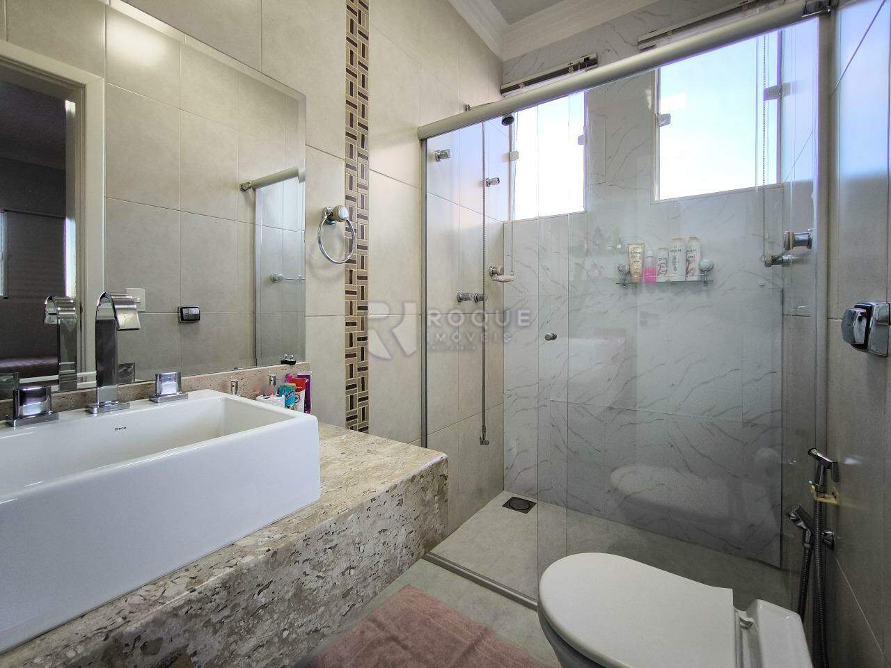 Casa em condomínio à venda no bairro Residencial Jardim dos Ipês: WC SUÍTE 2