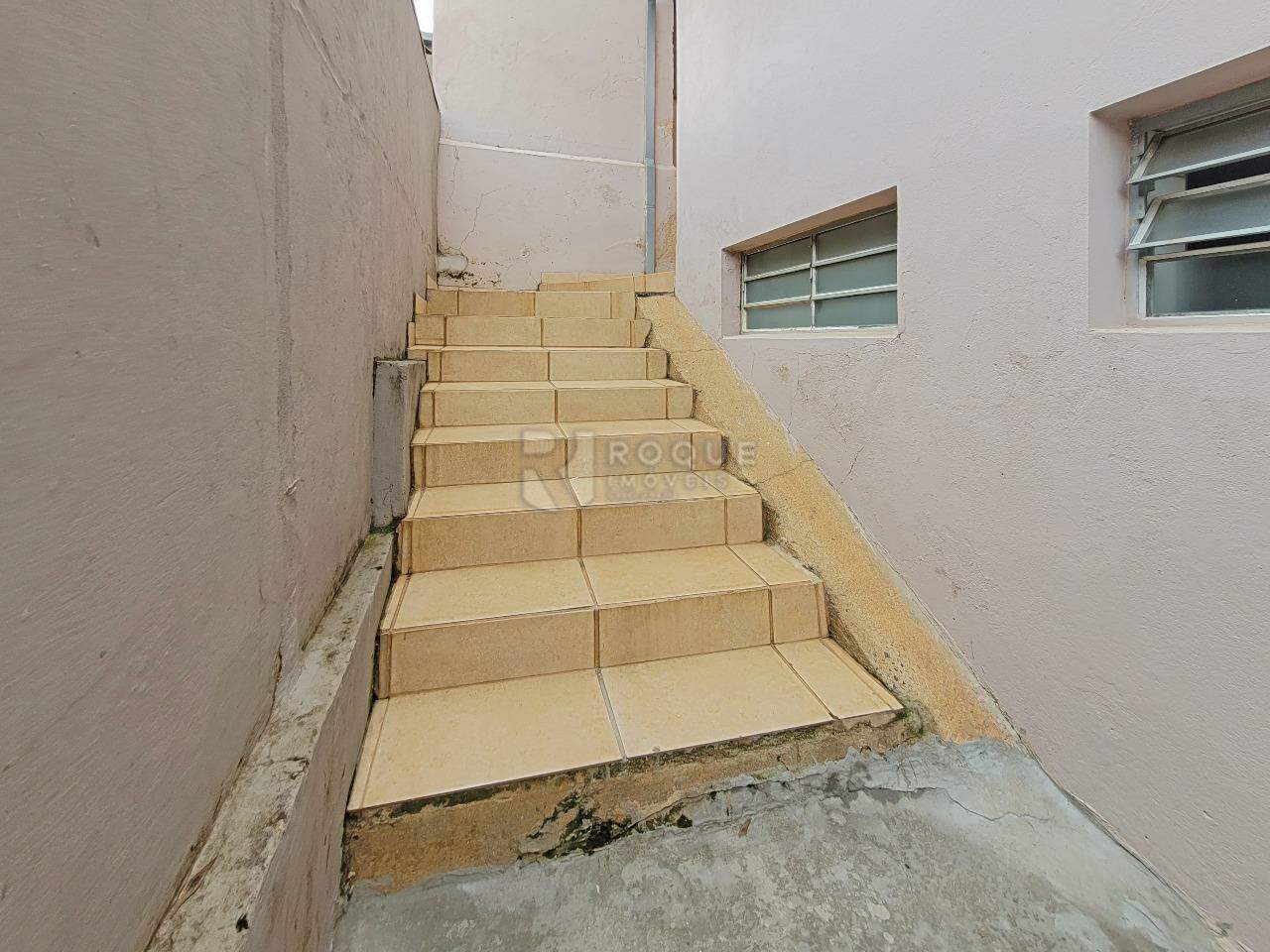 Casa Residencial para aluguel no bairro Jardim Planalto: Corredor - escadaria