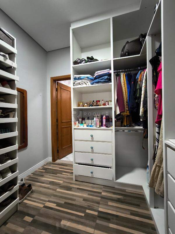 Casa em condomínio à venda no bairro Residenciais Fazenda Itapema: CLOSET SUÍTE