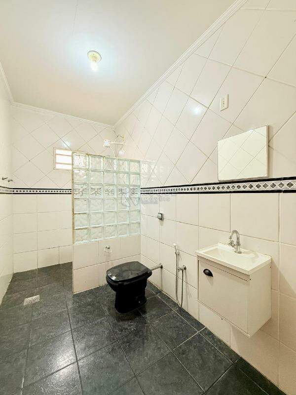 Casa Residencial para aluguel no bairro Jardim Residencial Guimarães: Wc Social
