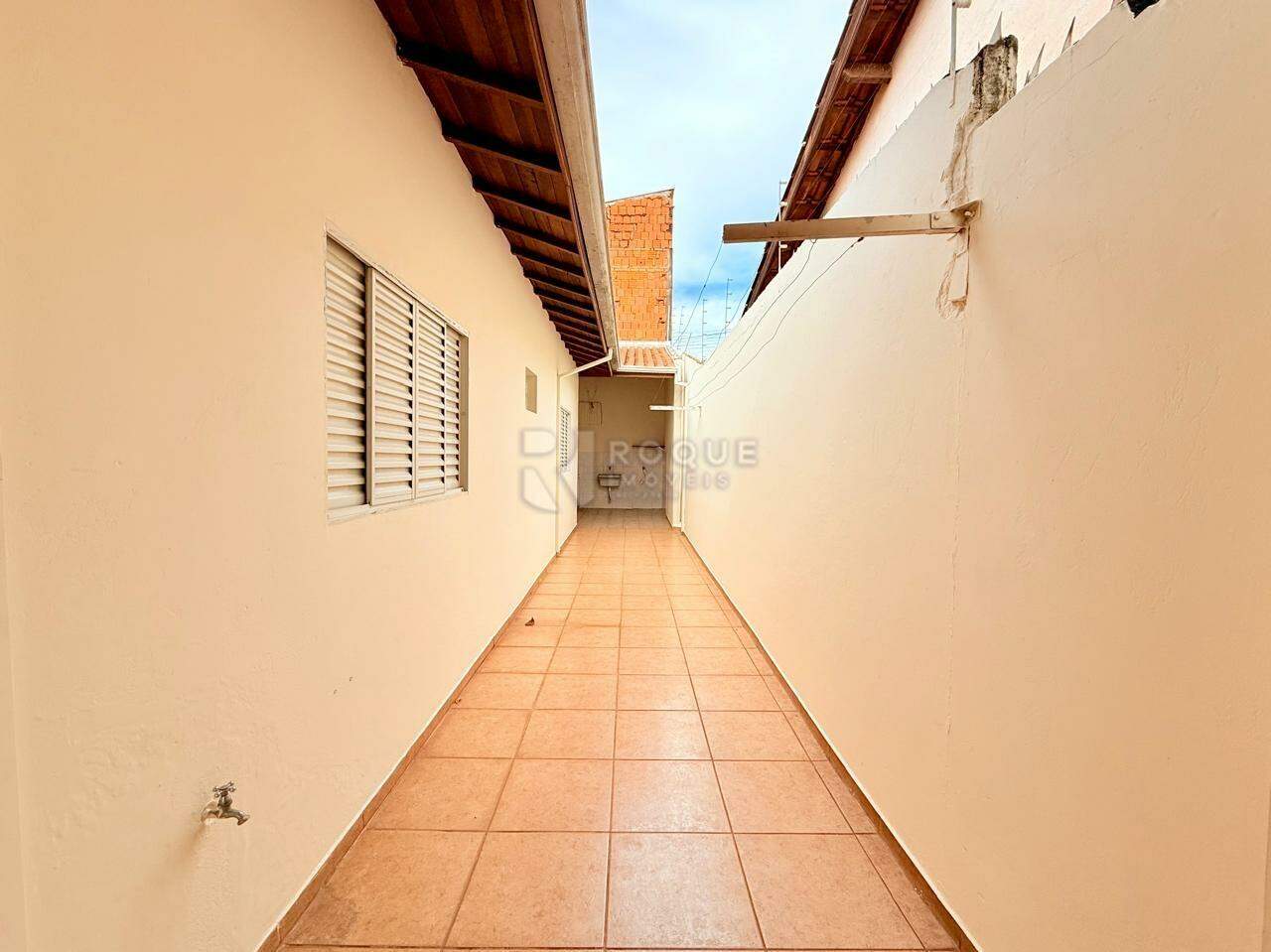 Casa Residencial para aluguel no bairro Jardim Residencial Guimarães: Corredor