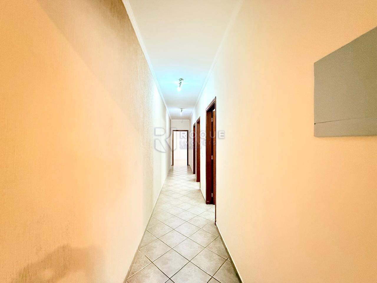 Casa Residencial para aluguel no bairro Jardim Residencial Guimarães: Corredor
