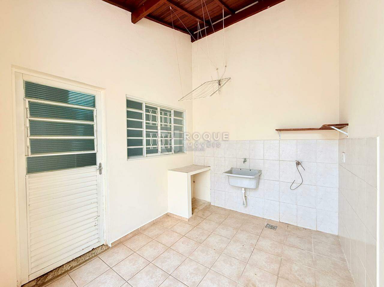 Casa Residencial para aluguel no bairro Jardim Residencial Guimarães: Lavanderia