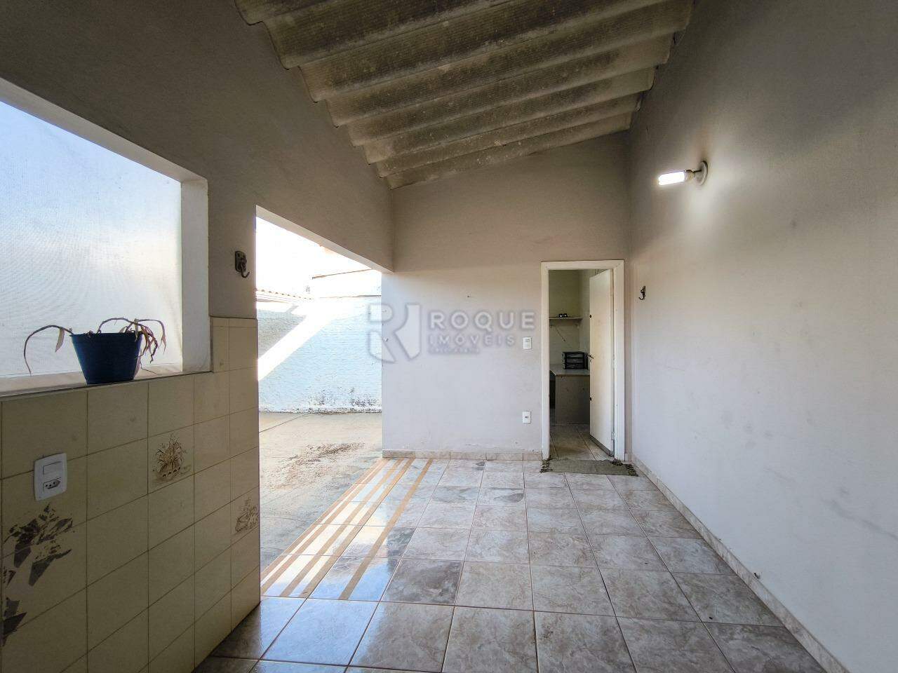 Casa Residencial à venda no bairro Parque Nossa Senhora das Dores: ÁREA DE SERVIÇO