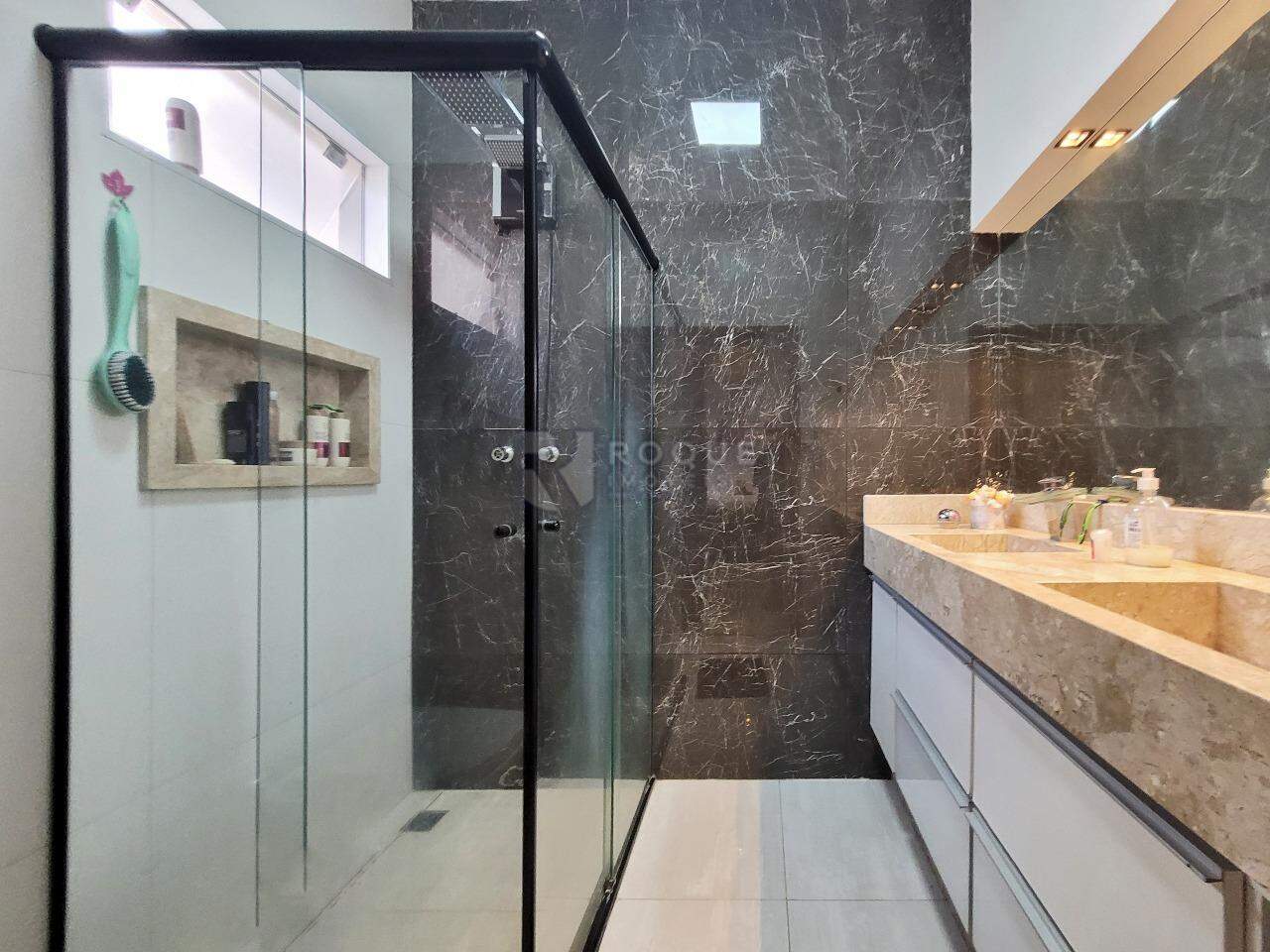 Casa em condomínio à venda no bairro Jardim Residencial Campo Novo: Suíte