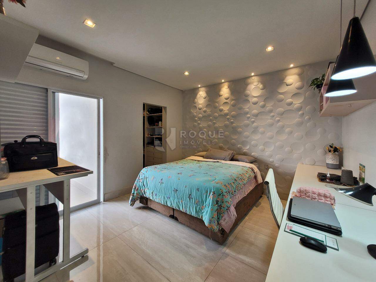 Casa em condomínio à venda no bairro Jardim Residencial Campo Novo: Suíte