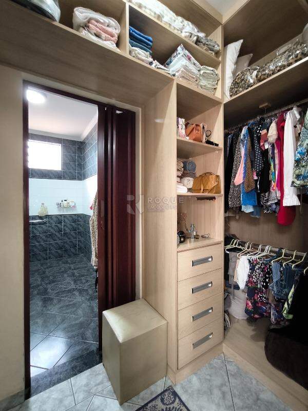 Casa Residencial à venda no bairro Jardim Adélia Cavicchia Grotta: CLOSET