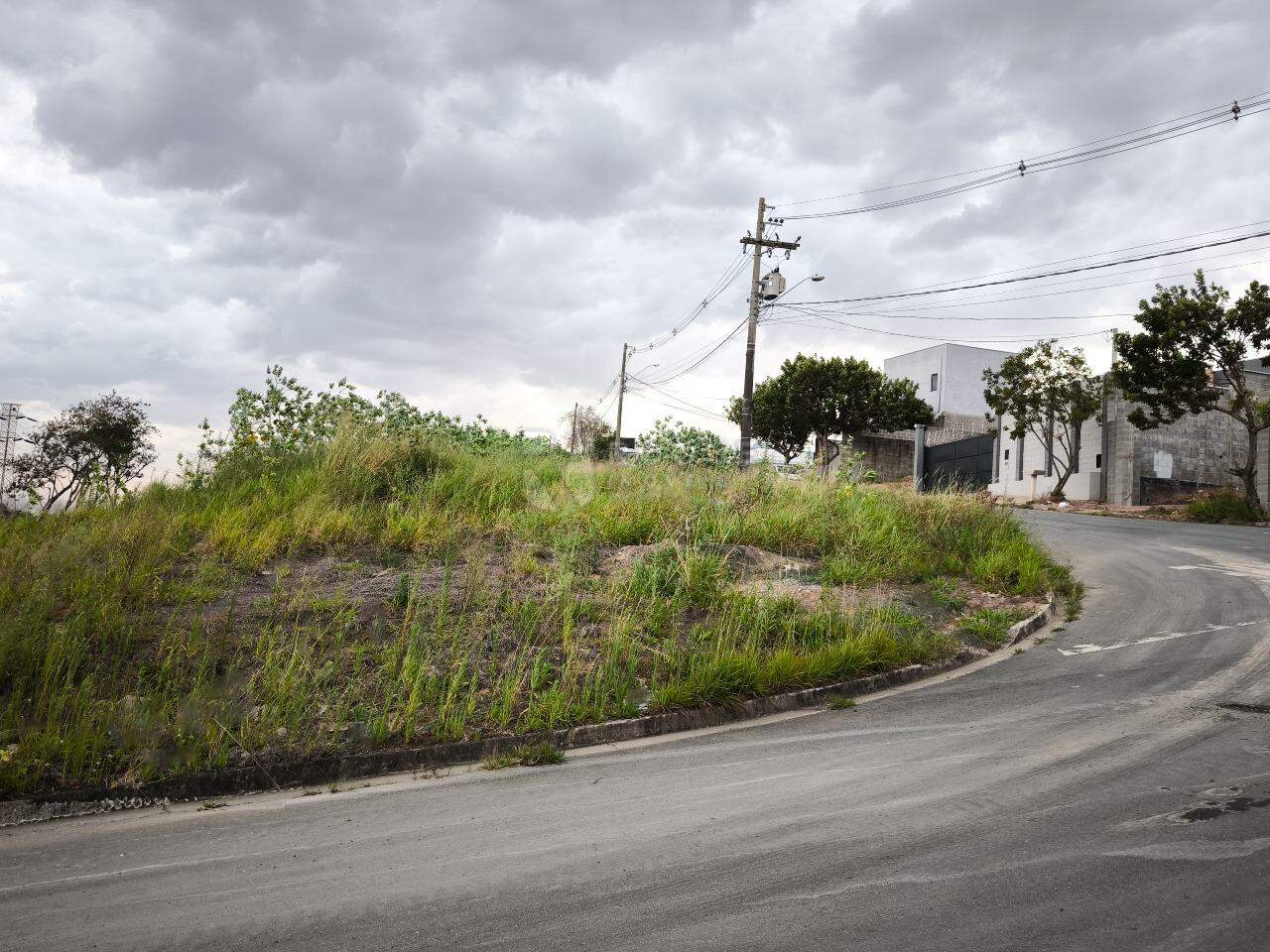 Terreno à venda no bairro Jardim Residencial e Comercial Alto dos Laranjais: