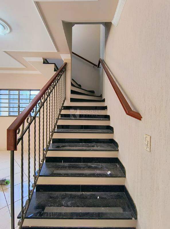 Casa Residencial para aluguel no bairro Vila Queiroz: Escada de acesso superior