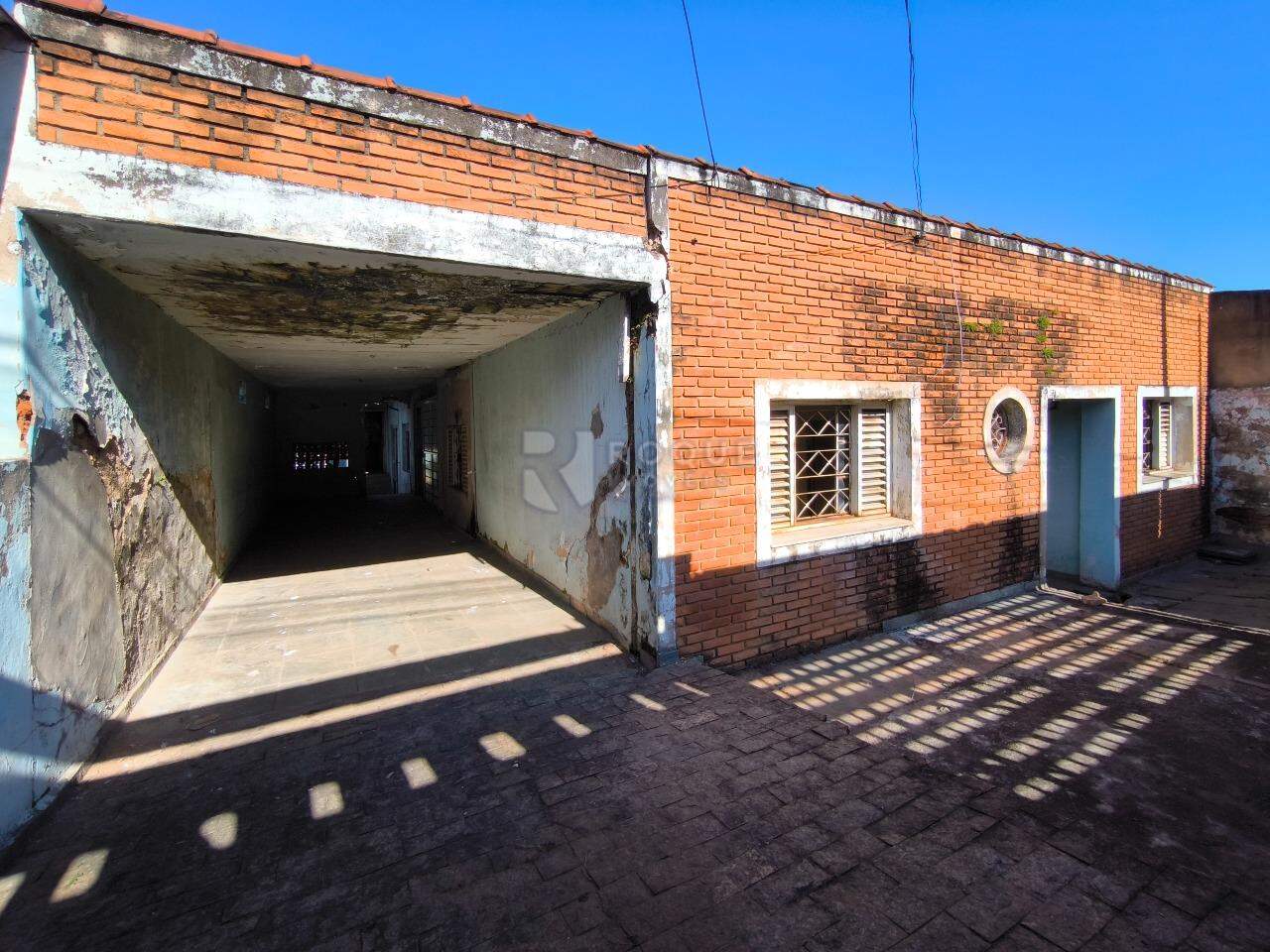 Terreno à venda no bairro Vila Queiroz: GARAGEM