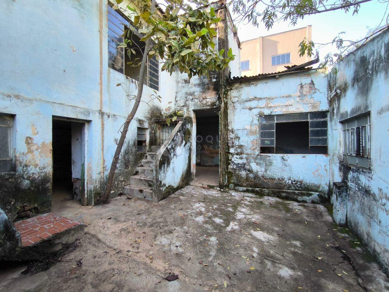 Terreno à venda no bairro Vila Queiroz: QUINTAL
