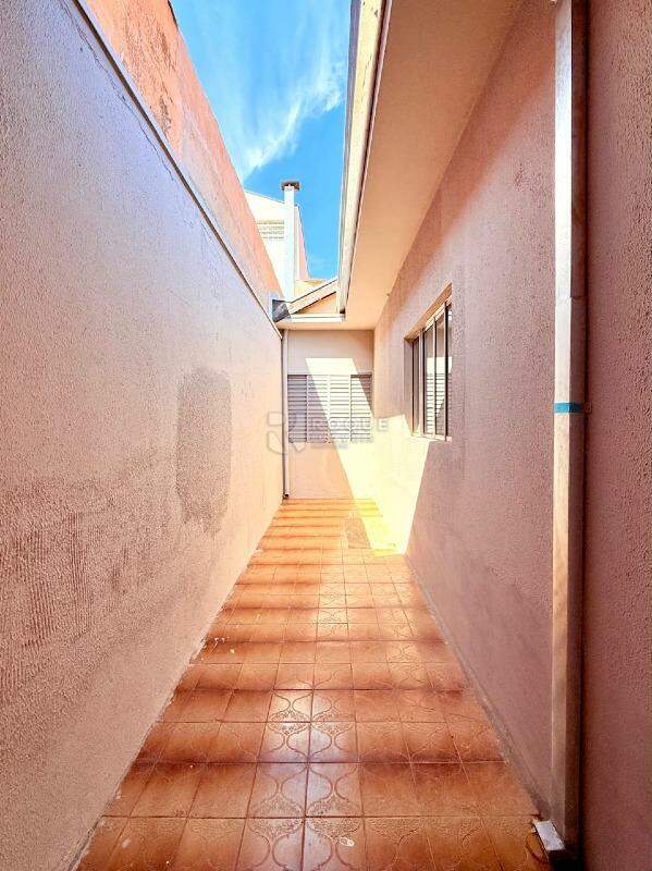 Casa Residencial para aluguel no bairro Jardim Gustavo Peccinini: Corredor 
