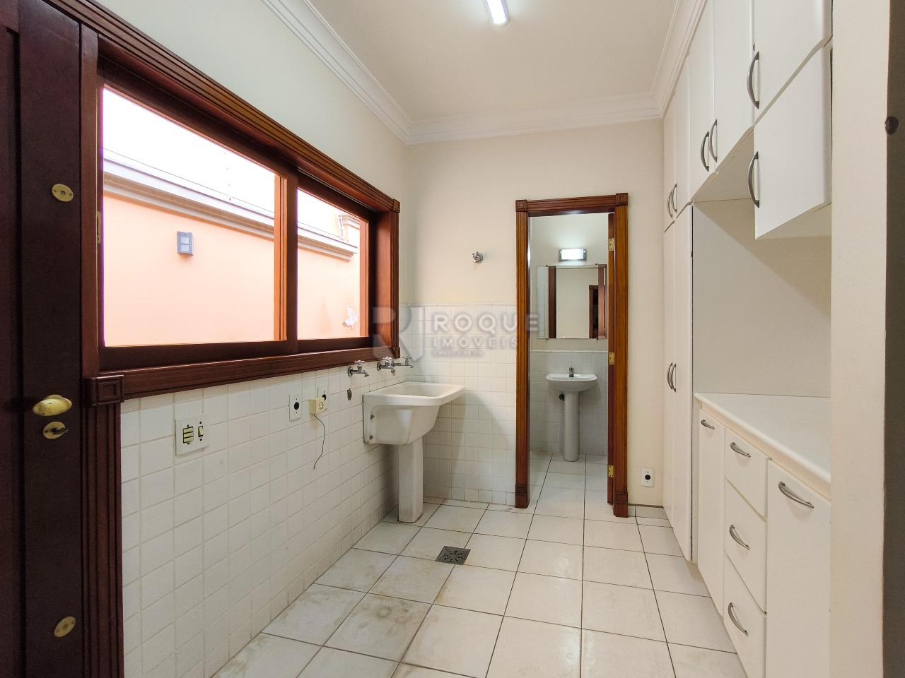 Casa em condomínio para aluguel no bairro Jardim Aquárius: ÁREA DE SERVIÇO