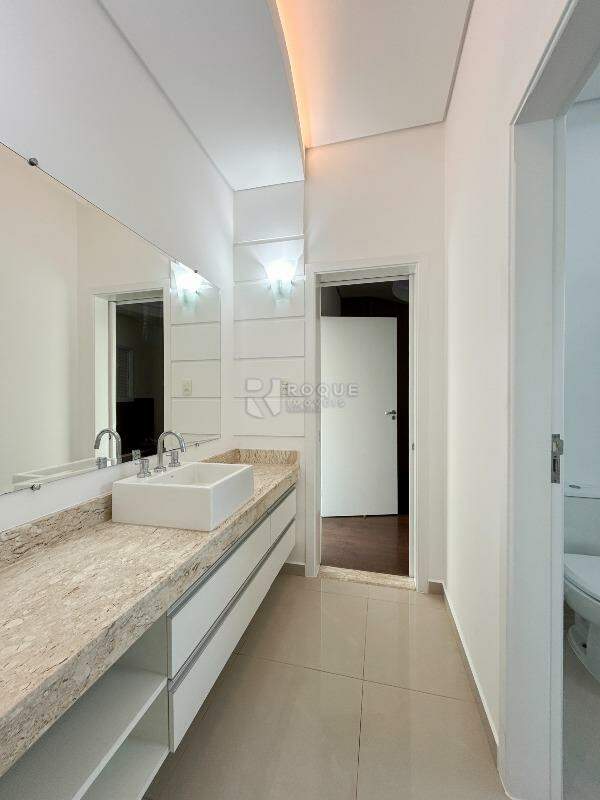 Casa em condomínio para aluguel no bairro Parque Residencial Roland: Lavabo demi-suíte segundo andar 