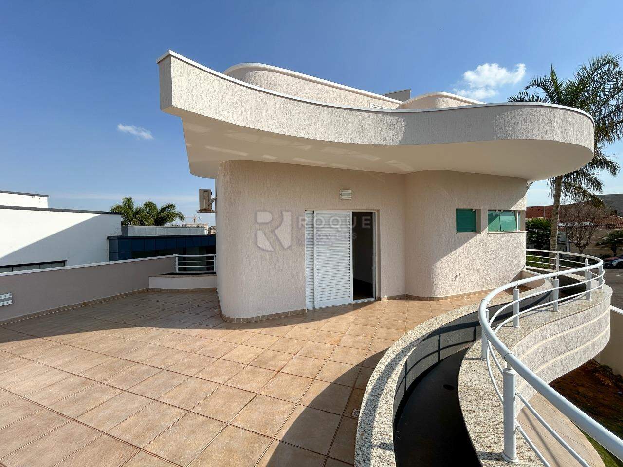Casa em condomínio para aluguel no bairro Parque Residencial Roland: Sacada 