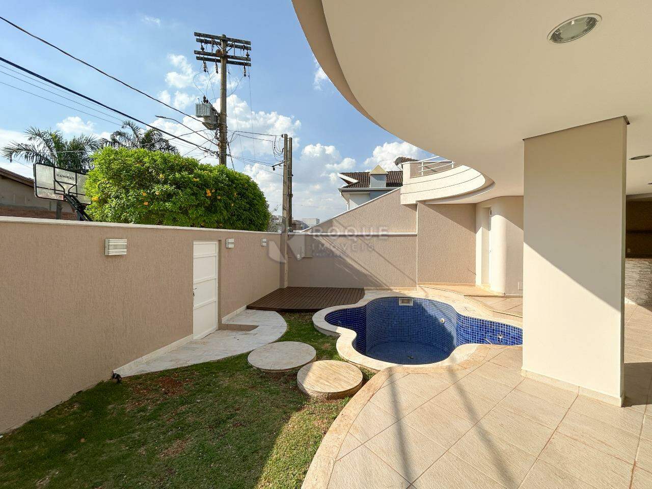 Casa em condomínio para aluguel no bairro Parque Residencial Roland: Área externa 