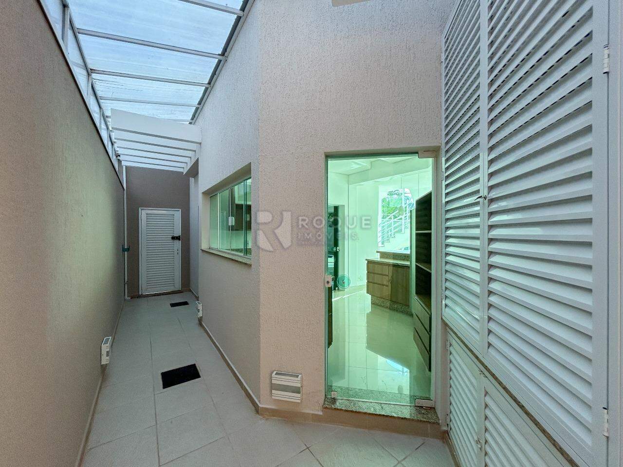 Casa em condomínio para aluguel no bairro Parque Residencial Roland: Corredor 