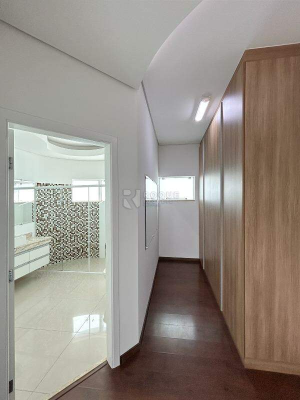 Casa em condomínio para aluguel no bairro Parque Residencial Roland: Closet suíte segundo andar 