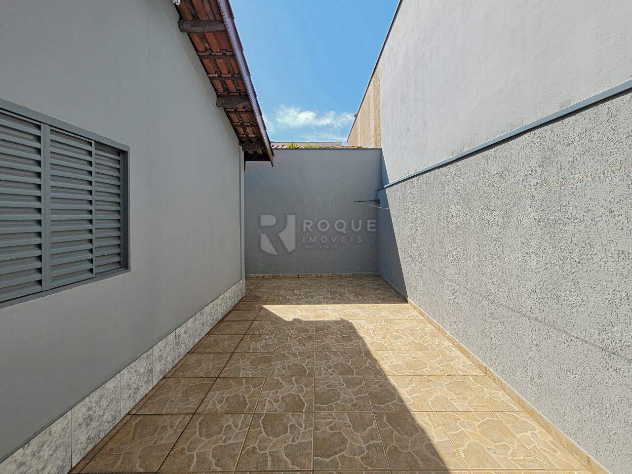 Casa Residencial para aluguel no bairro Jardim Ipanema: Fundos