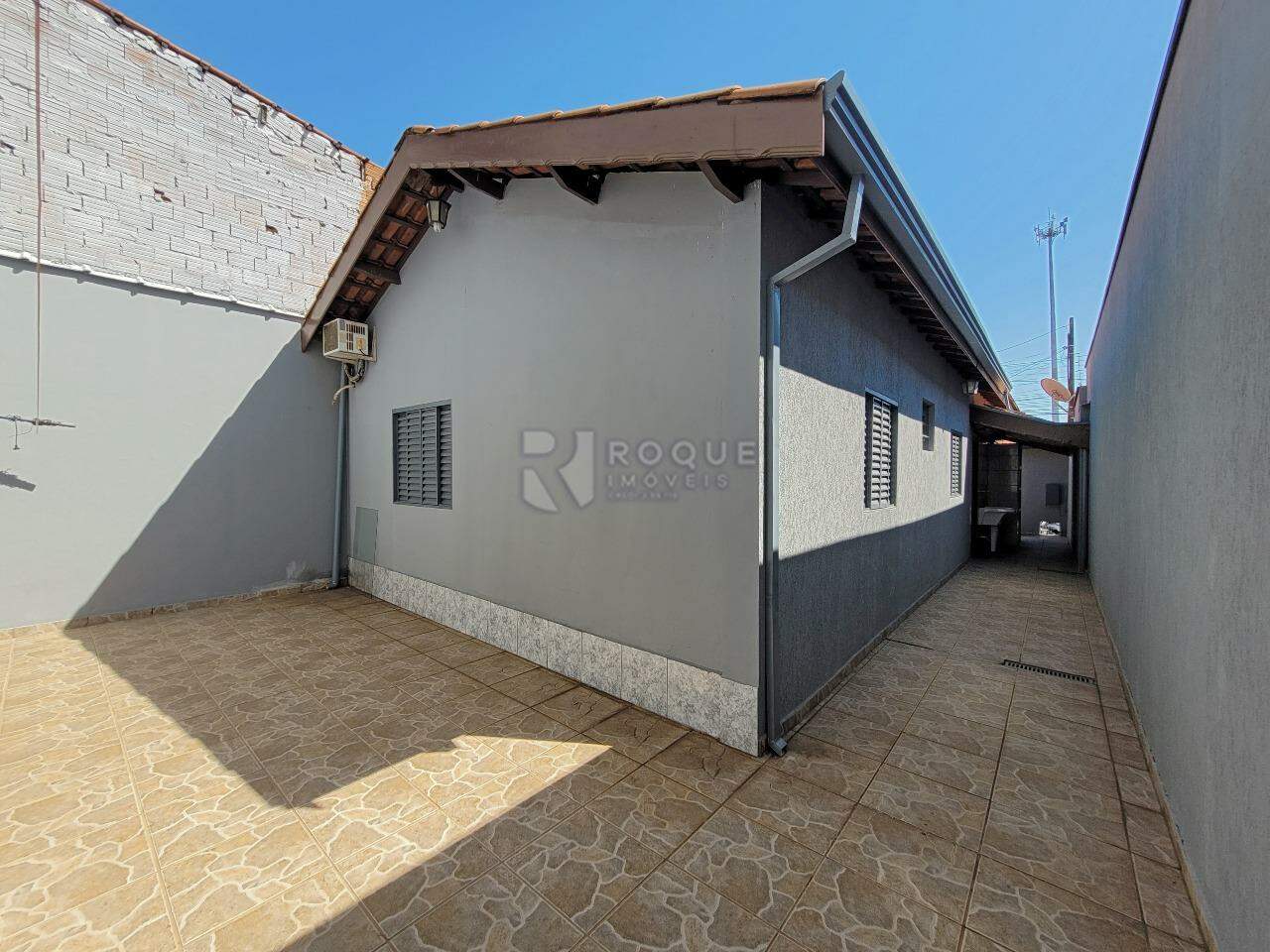 Casa Residencial para aluguel no bairro Jardim Ipanema: Fundos