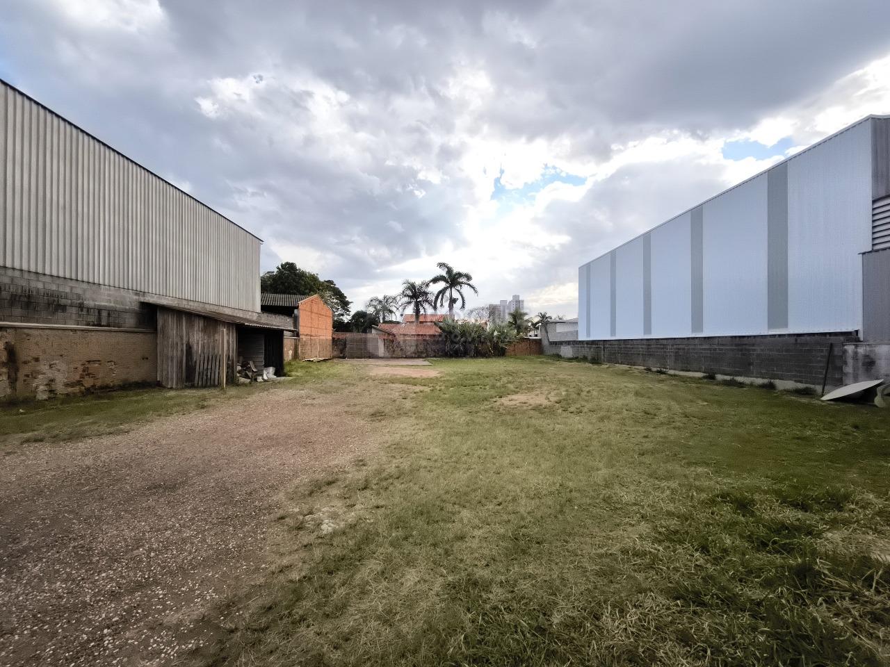 Barracão/Galpão à venda no bairro Graminha: ÁREA EXTERNA