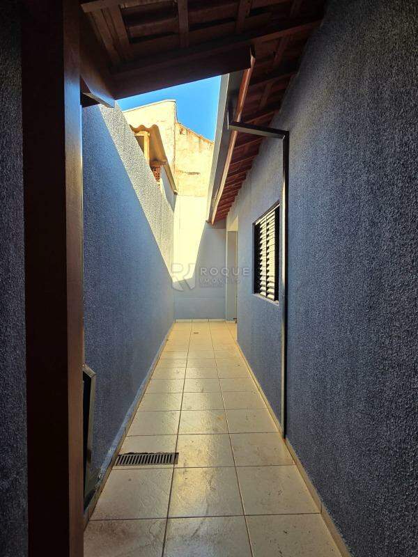 Casa Residencial à venda no bairro Jardim Residencial Graminha III: Corredor lateral