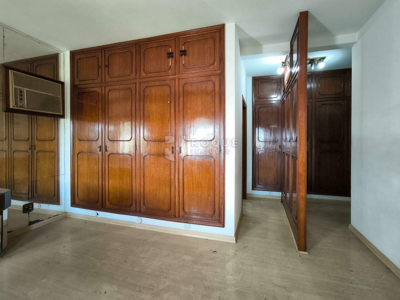 Casa Residencial à venda no bairro Vila Cristovam: SUÍTE