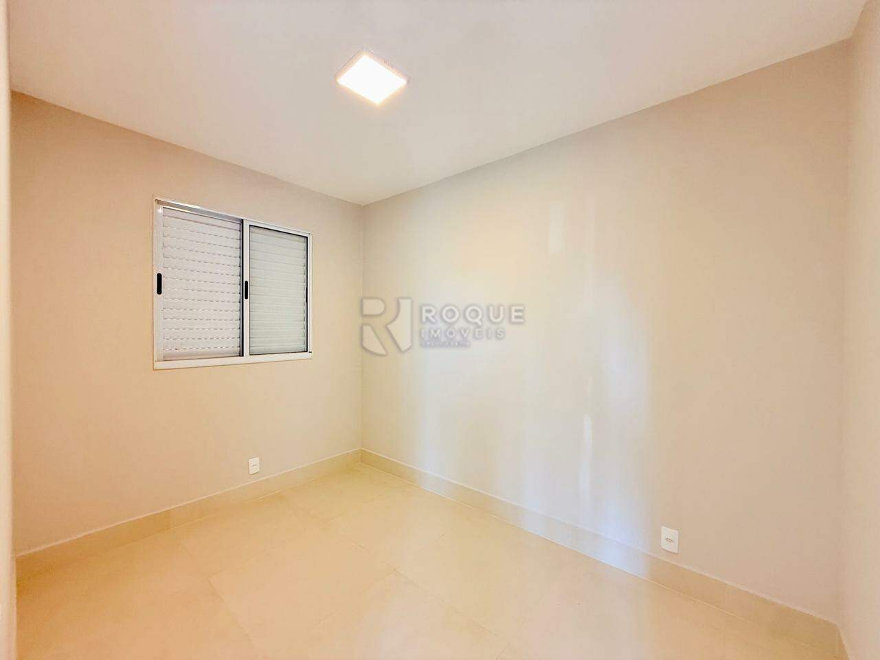 Apartamento à venda no bairro Vale das Esmeraldas: Dormitório  02