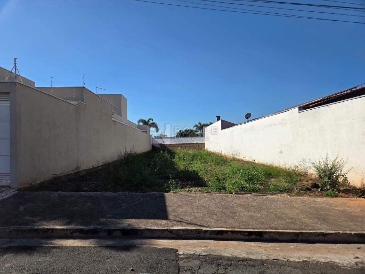 Terreno à venda no bairro Jardim das Laranjeiras: Terreno