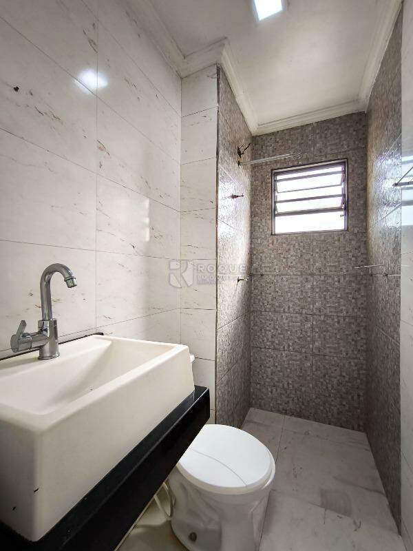 Apartamento para aluguel no bairro Parque Residencial Abílio Pedro: BANHEIRO SOCIAL