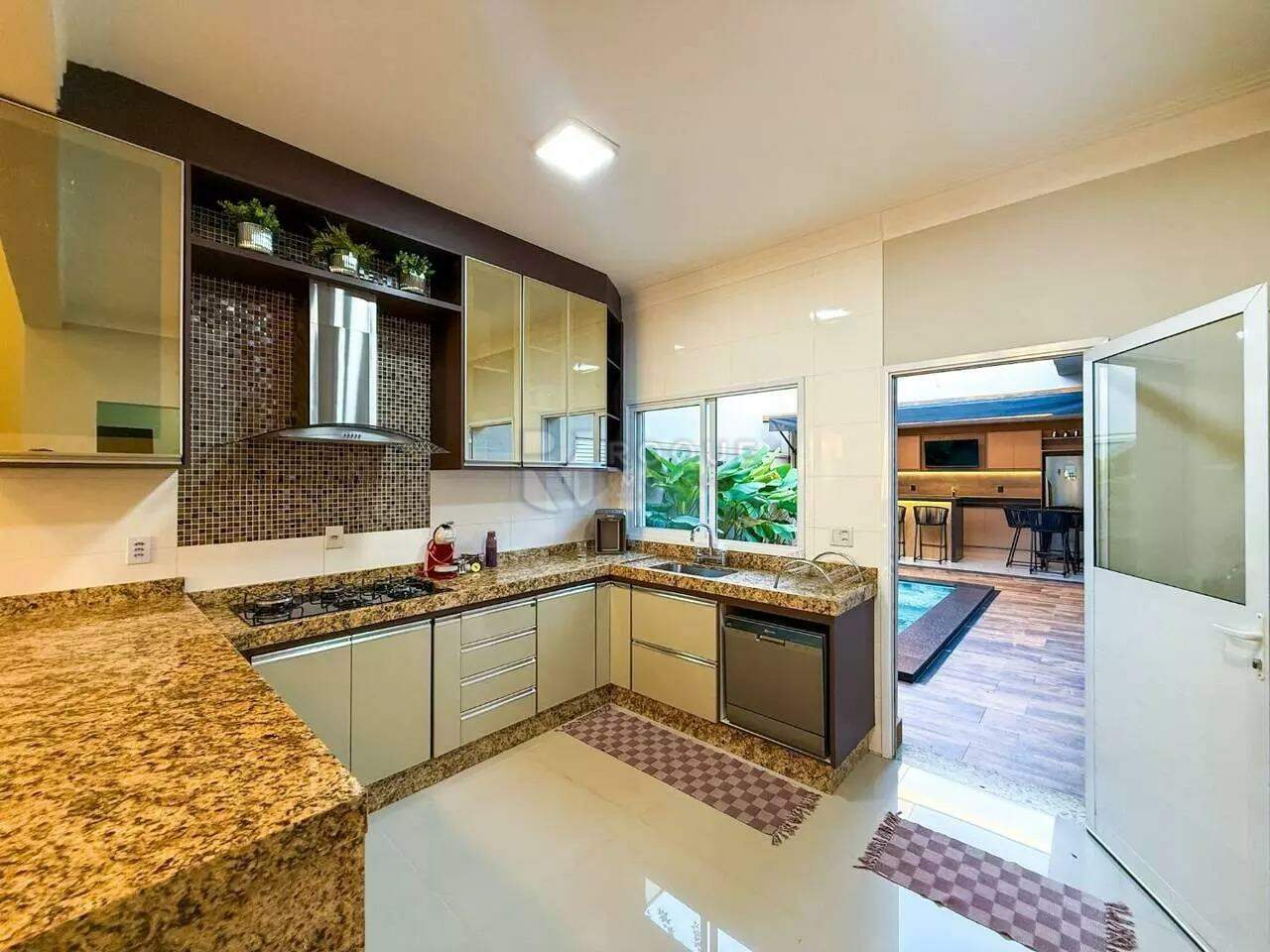 Casa em condomínio à venda no bairro Vale das Oliveiras: 