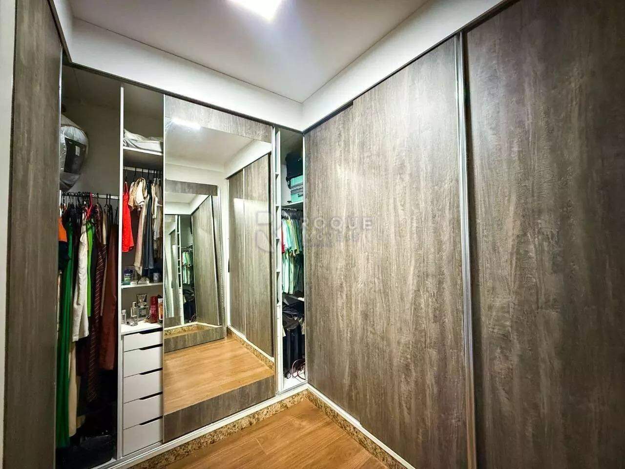 Casa em condomínio à venda no bairro Vale das Oliveiras: 