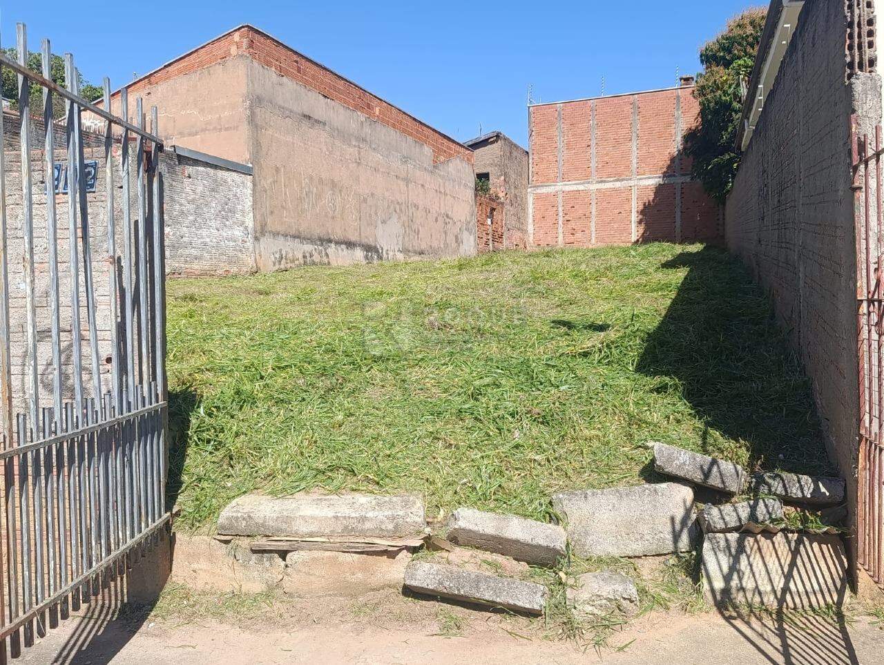 Terreno à venda no bairro Jardim Ipiranga: 