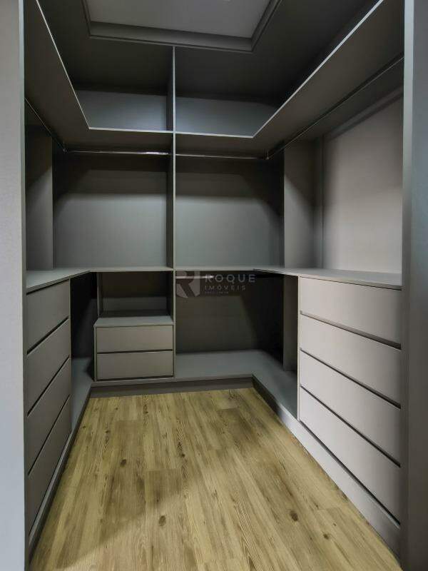 Casa em condomínio à venda no bairro Residencial Margarida de Holstein: CLOSET SUÍTE MASTER