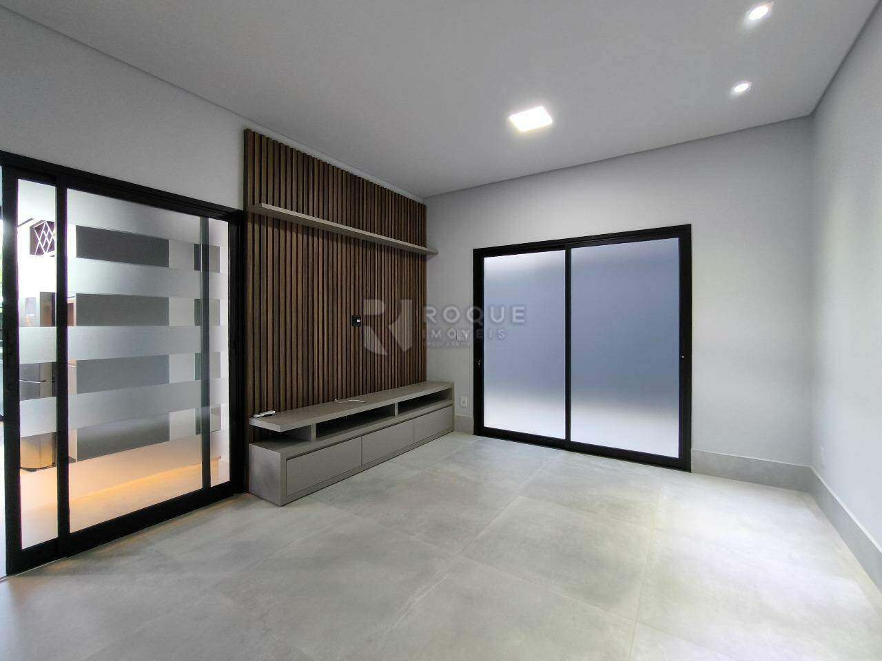 Casa em condomínio à venda no bairro Residencial Margarida de Holstein: SALA DE TV