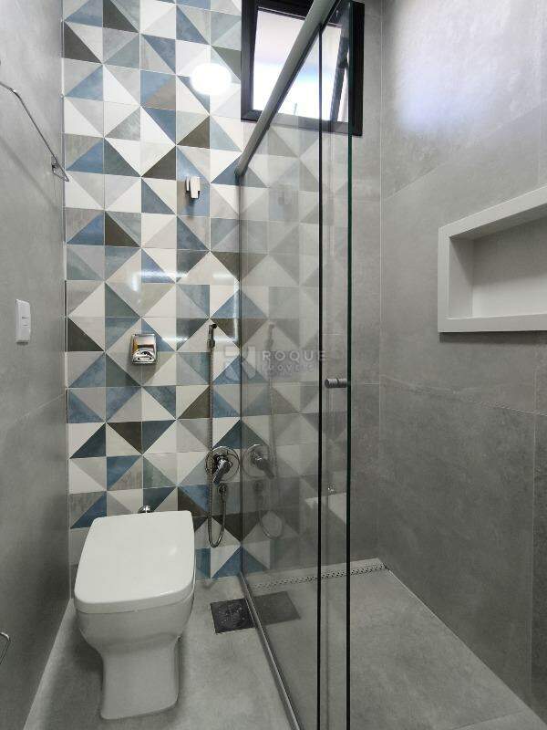 Casa em condomínio à venda no bairro Residencial Margarida de Holstein: WC DEMI SUÍTE 1 E 2