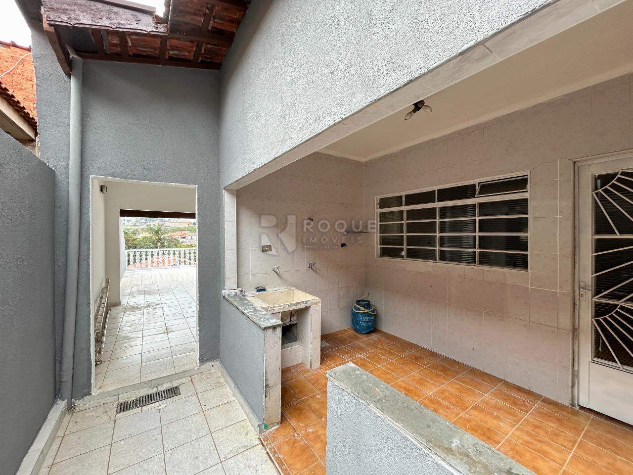 Casa Residencial para aluguel no bairro Vila Queiroz: Corredor / Área de serviço