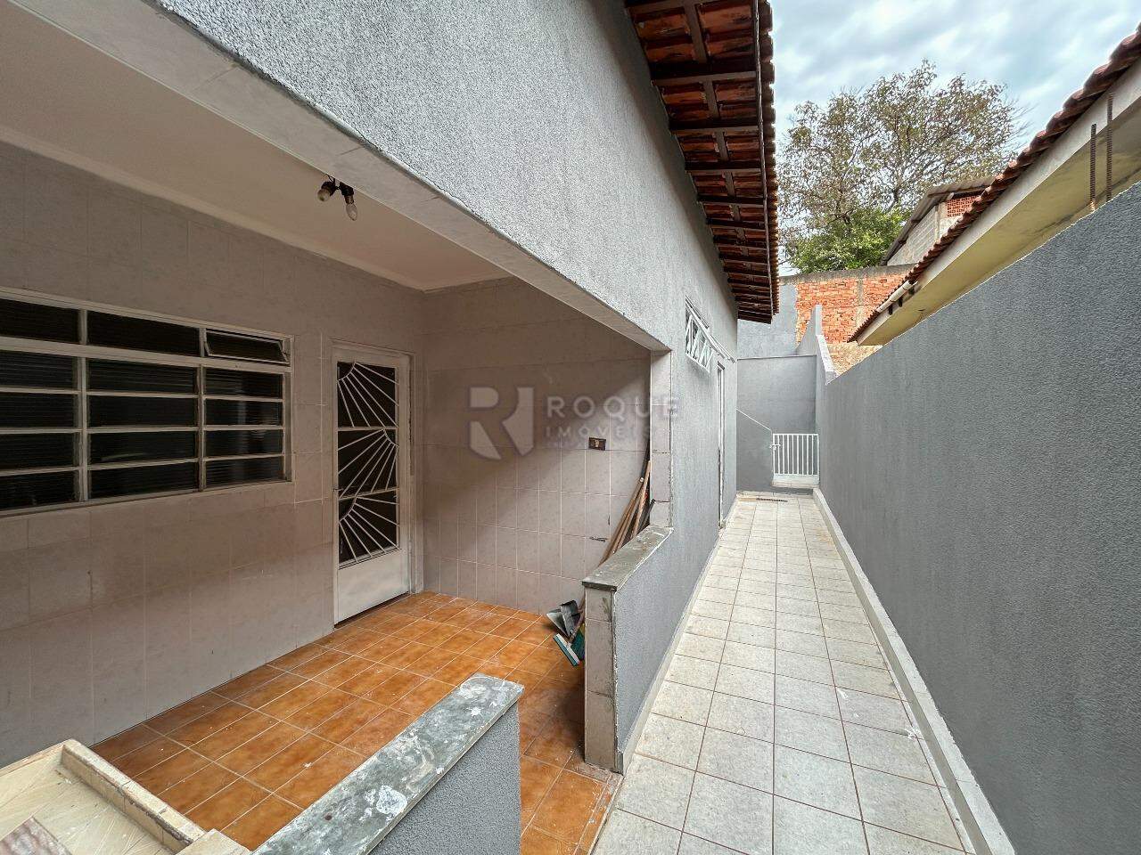 Casa Residencial para aluguel no bairro Vila Queiroz: Corredor / Área de serviço