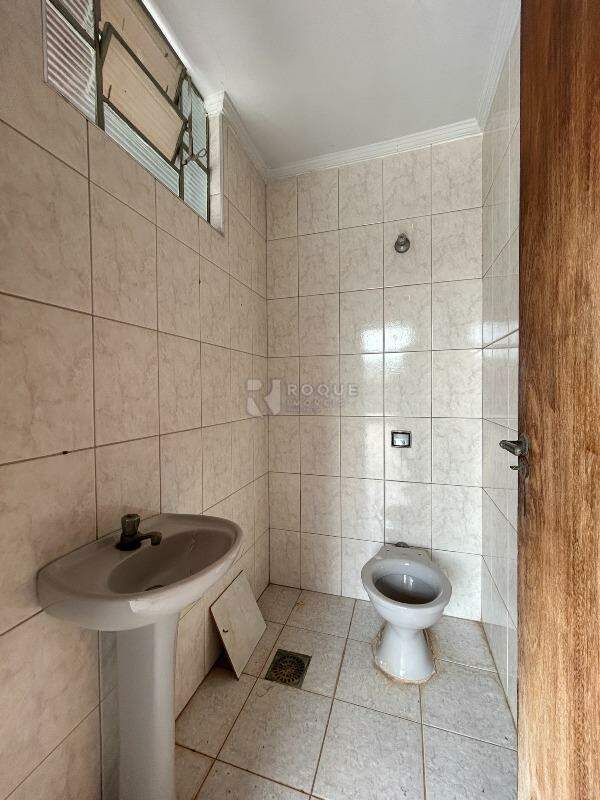 Casa Residencial para aluguel no bairro Vila Queiroz: WC social fundo