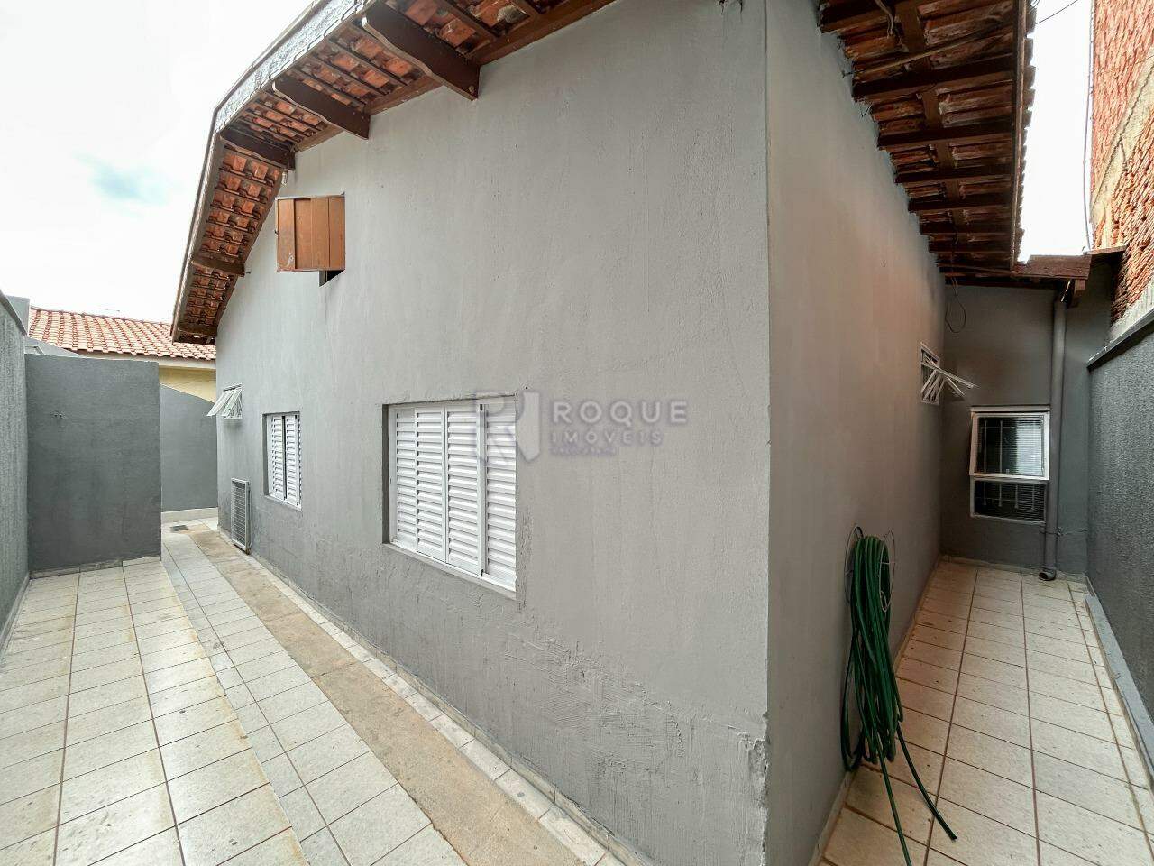 Casa Residencial para aluguel no bairro Vila Queiroz: Corredores