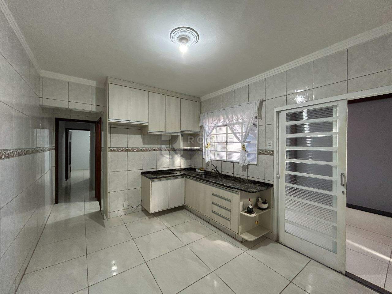 Casa Residencial para aluguel no bairro Parque Hippolyto: Cozinha