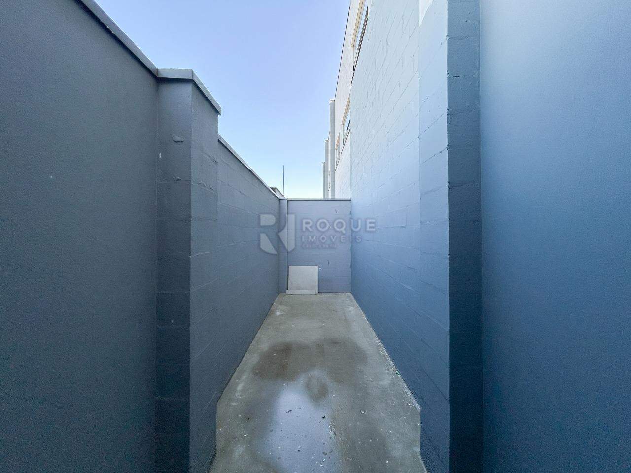 Barracão/Galpão para aluguel no bairro Jardim Porto Real IV: Corredor fundo