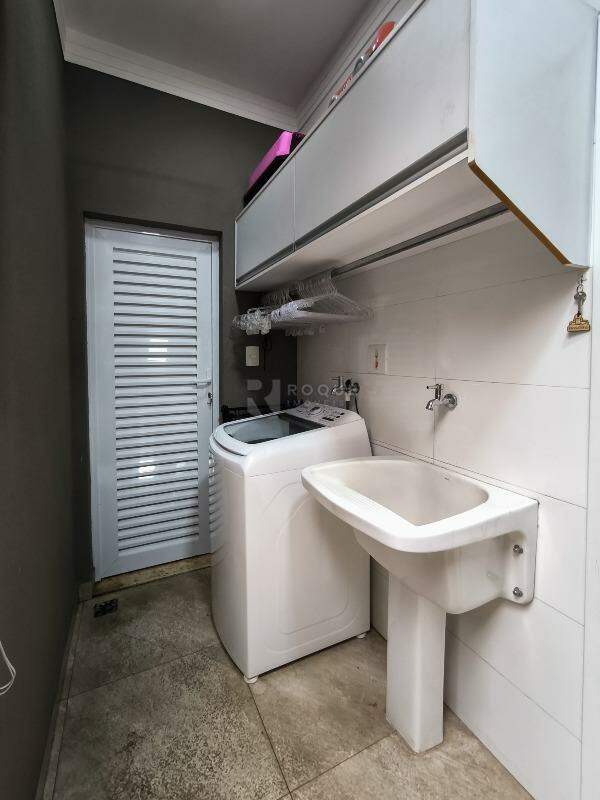 Casa em condomínio à venda no bairro Residencial Margarida de Holstein: LAVANDERIA
