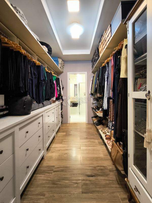Casa em condomínio à venda no bairro Residencial Margarida de Holstein: CLOSET SUÍTE MASTER
