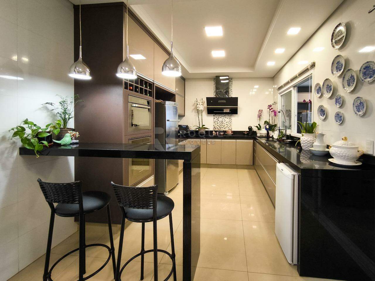 Casa em condomínio à venda no bairro Residencial Margarida de Holstein: COZINHA
