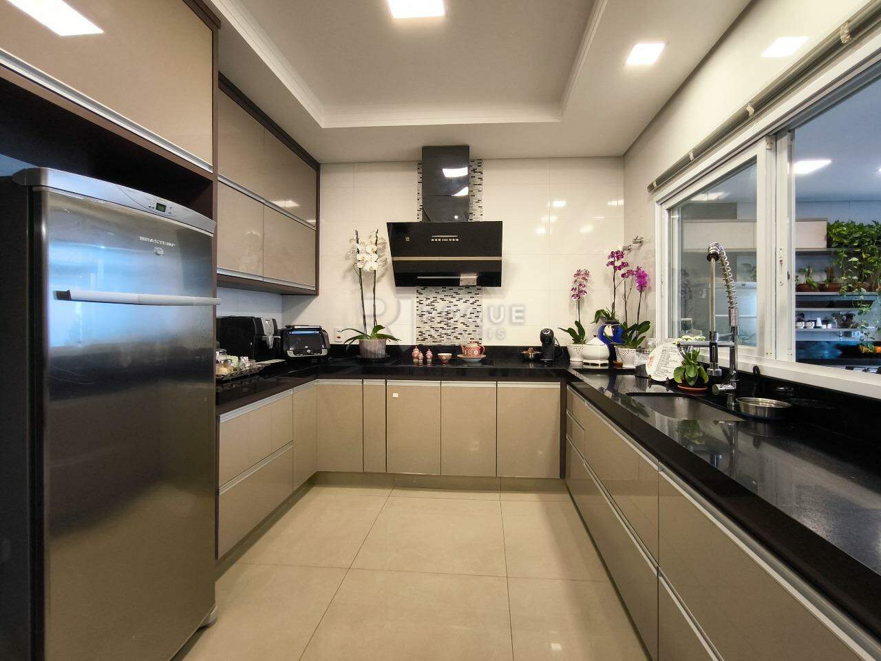 Casa em condomínio à venda no bairro Residencial Margarida de Holstein: COZINHA