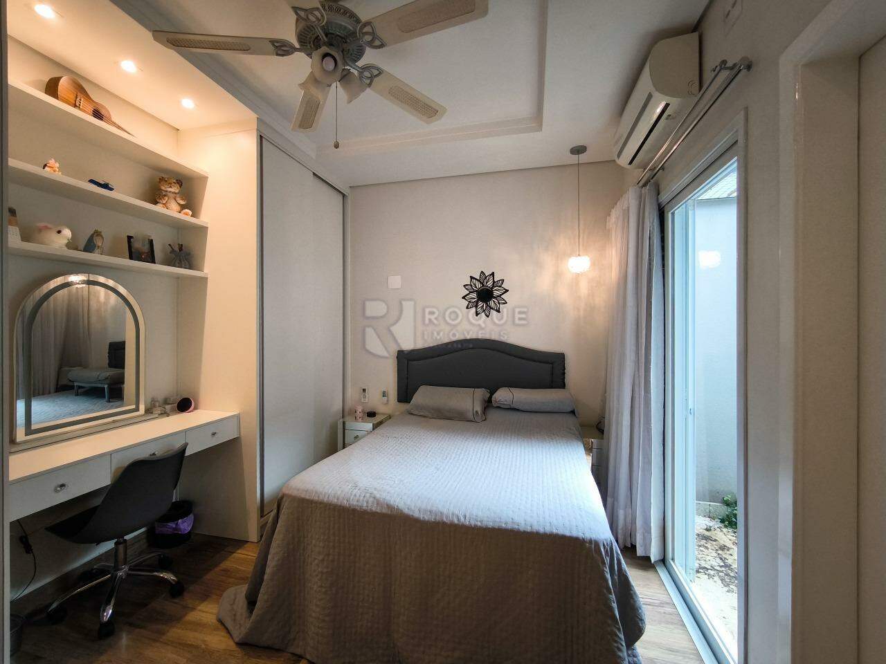 Casa em condomínio à venda no bairro Residencial Margarida de Holstein: SUÍTE 1
