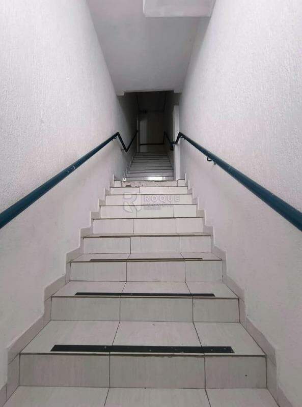 Salão para aluguel no bairro Vila Claudia: Esacada