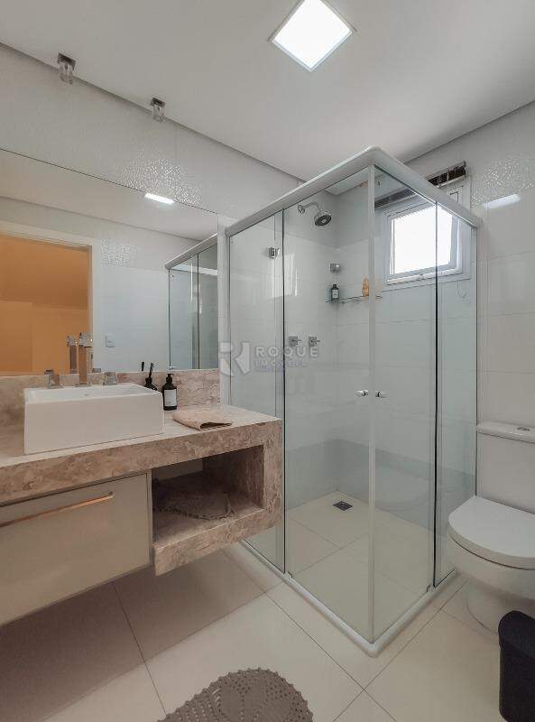 Casa em condomínio à venda no bairro Jardim Aquárius: WC social 