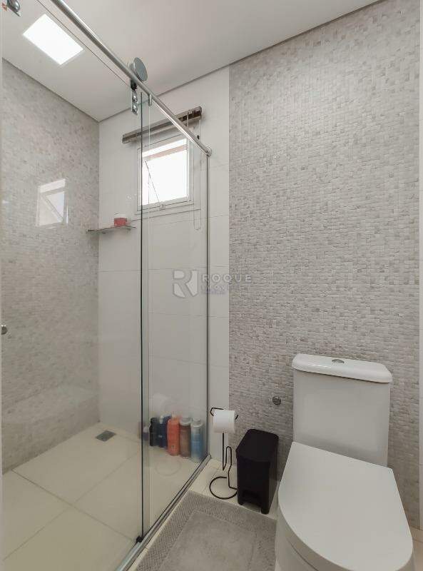Casa em condomínio à venda no bairro Jardim Aquárius: WC suíte 